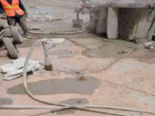 华亭水泥混凝土路面板底注浆技术 路面脱空注浆整治方案