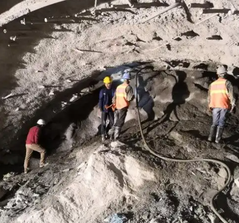 华亭拱顶带模注浆料的施工流程及注意事项